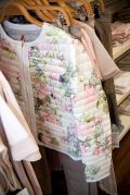 modische Wende-Steppjacke mit Blumen