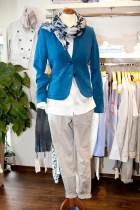 Farbkombination mit blauem Blazer Blonde NO 8