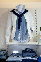sportliche Farbkombination mit blau beige