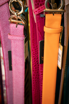 Modische Ledergürtel in Orange und Pink bei Ingrid Cramer