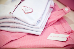rosa Hose und weisses Shirt von Girls Golf