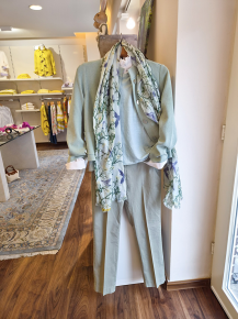 Damen-Outfit in Olive