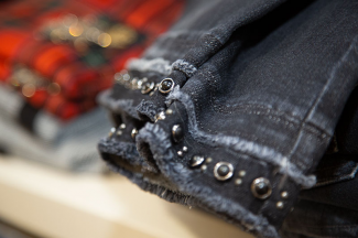 Jeans mit Applikation bei Mode Cramer
