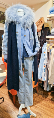 Damenoutfit in blau und pink